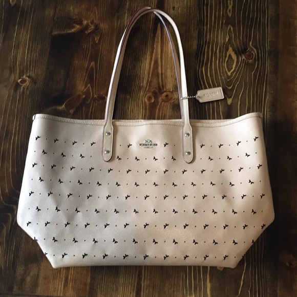 Coach Handbags - 👜 Coach Nude Tote